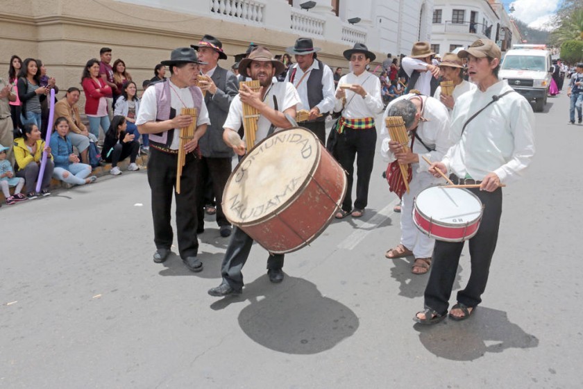 Lee más sobre el artículo Festival de Sicuris en Sucre rescata la música tradicional del Carnaval