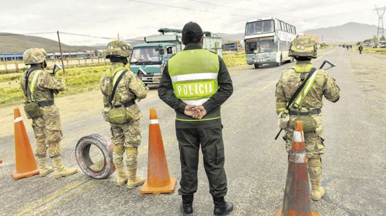 Lee más sobre el artículo Ministro de Gobierno pide militarización y Estado de Sitio en zonas que no cumplen cuarentena en Bolivia