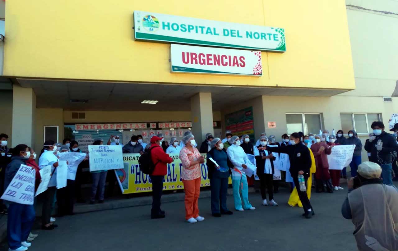 Lee más sobre el artículo Personal de Hospital Norte de El Alto protesta en demanda de equipos de bioseguridad