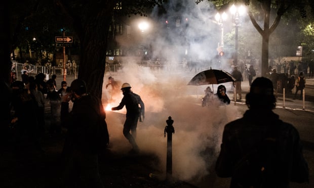 Lee más sobre el artículo Alcalde de Portland fue gasificado por agentes federales en medio de las protestas