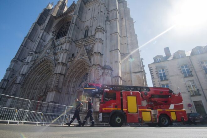 Lee más sobre el artículo Un voluntario confiesa ser el autor del incendio de la catedral francesa de Nantes