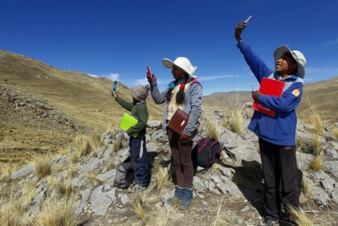 Lee más sobre el artículo Alumnos andinos peruanos suben a un cerro para clases virtuales