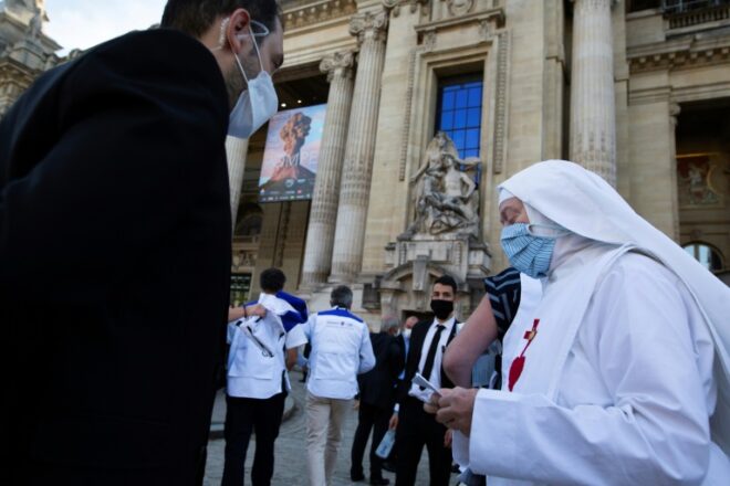 Lee más sobre el artículo Francia obligará a usar mascarilla en lugares públicos cerrados a partir de la próxima semana