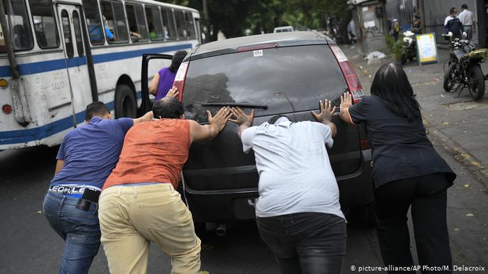 Lee más sobre el artículo Se agotan opciones para que Venezuela se surta de gasolina