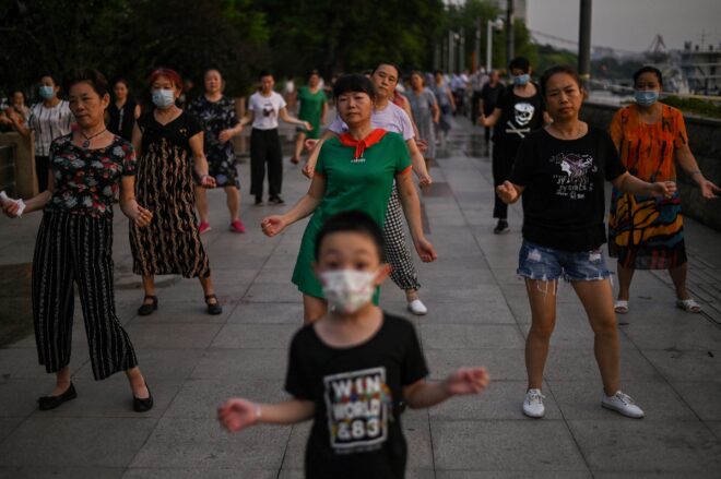 Lee más sobre el artículo En el epicentro de la pandemia, los habitantes de Wuhan abandonan la mascarilla