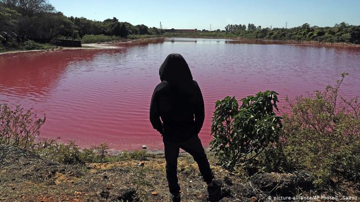 Lee más sobre el artículo Paraguay: laguna cambia de color tras contaminación por desechos