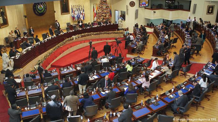 Lee más sobre el artículo Congreso de El Salvador sugiere destituir a ministro de Defensa