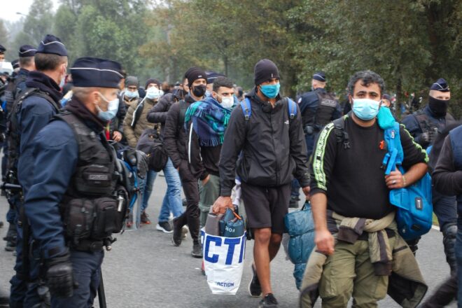 Lee más sobre el artículo La policía francesa desmantela un campamento con cientos de migrantes en Calais