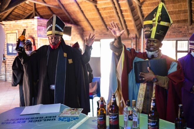 Lee más sobre el artículo A misa con cerveza o con ginebra en la iglesia Gabola de Sudáfrica