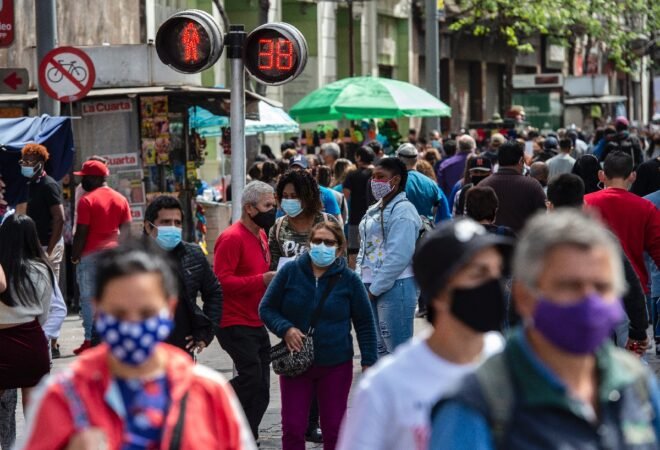 Lee más sobre el artículo Santiago inicia con cautela su gran desconfinamiento tras siete meses de pandemia