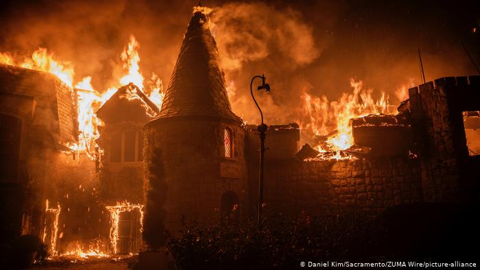 Lee más sobre el artículo Miles huyen del fuego que arrasa con casas y viñedos de California