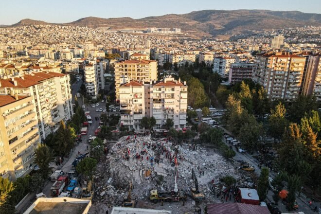 Lee más sobre el artículo Carrera contrarreloj en Turquía para encontrar supervivientes del sismo