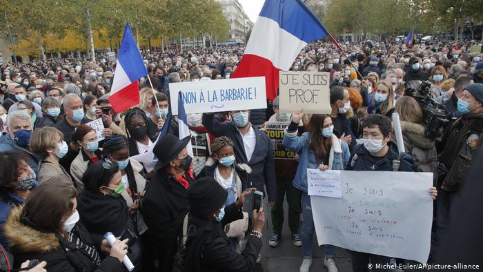 Lee más sobre el artículo Francia: alumnos delataron por dinero identidad del profesor que fue decapitado luego por islamista