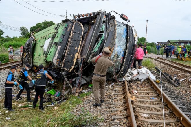 Lee más sobre el artículo Al menos 18 muertos en Tailandia por la colisión entre un autobús y un tren