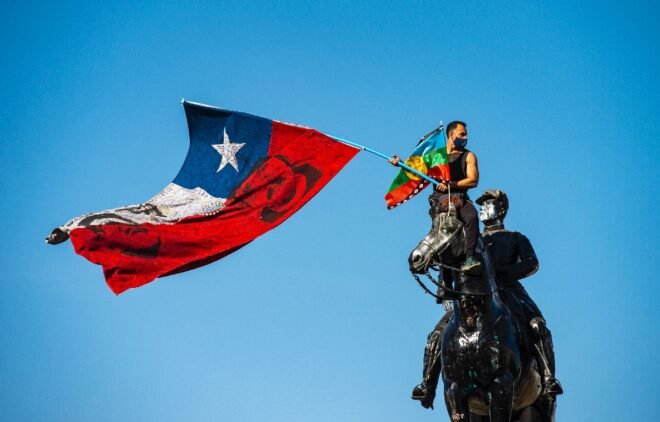 Lee más sobre el artículo Manifestantes expulsan a policías de simbólica plaza en Santiago de Chile