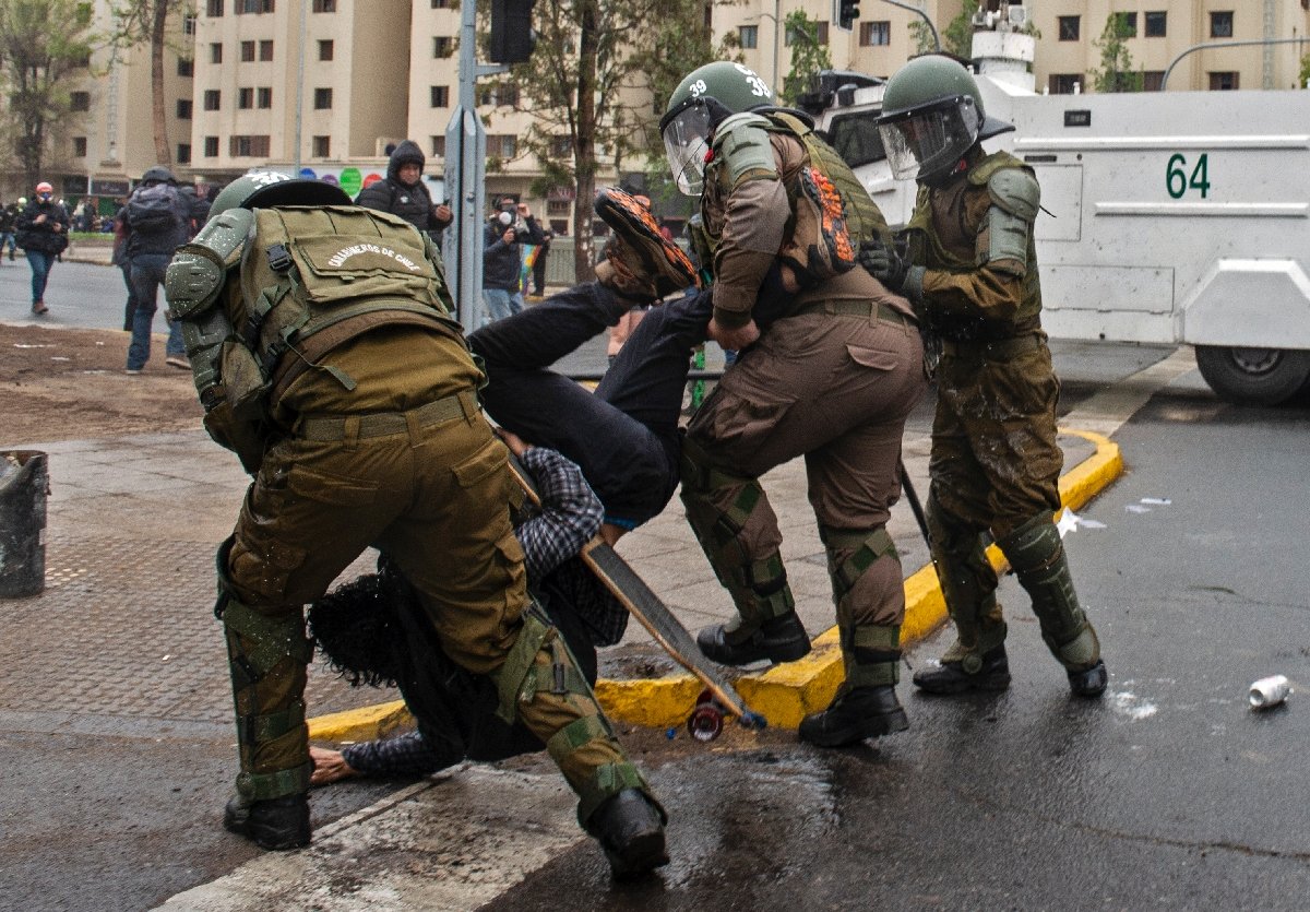 Lee más sobre el artículo La represión de las protestas en Chile vuelve a poner foco en la violencia policial