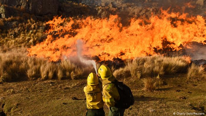 Lee más sobre el artículo Bomberos argentinos luchan en Córdoba contra uno de los peores incendios en años