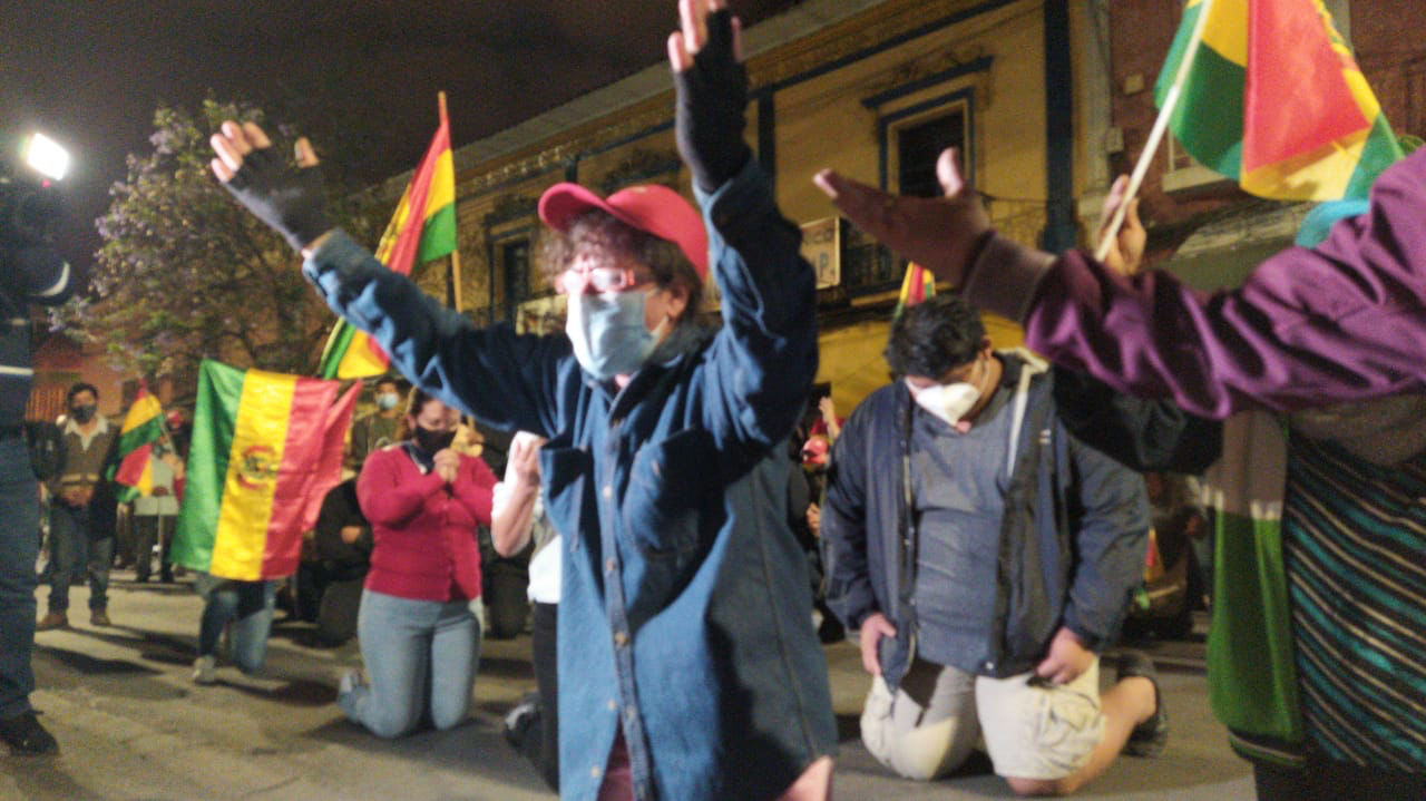 Lee más sobre el artículo Otra vez la gente sale a las calles denunciando fraude electoral y Policía gasifica en Cochabamba