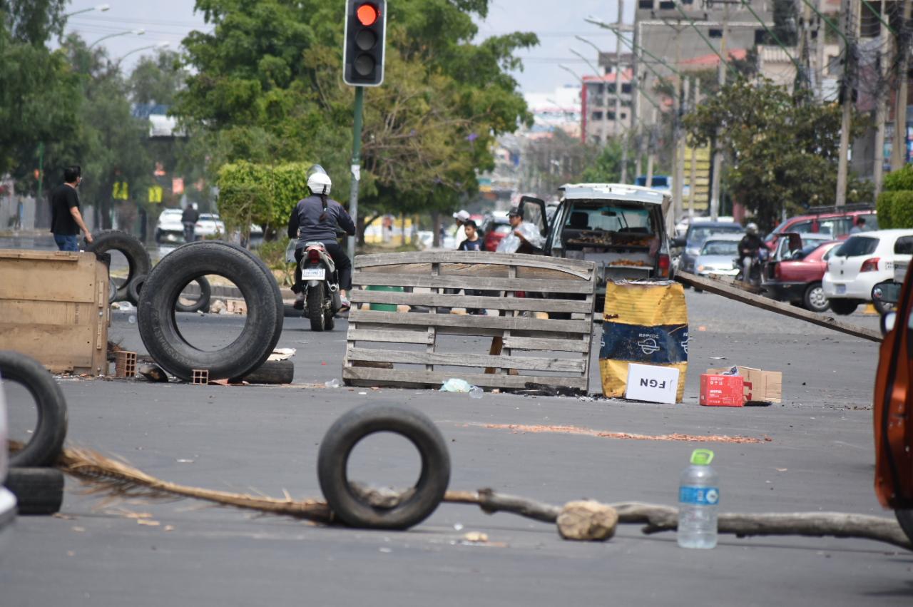 Lee más sobre el artículo Persisten bloqueos viales en Santa Cruz y Cochabamba