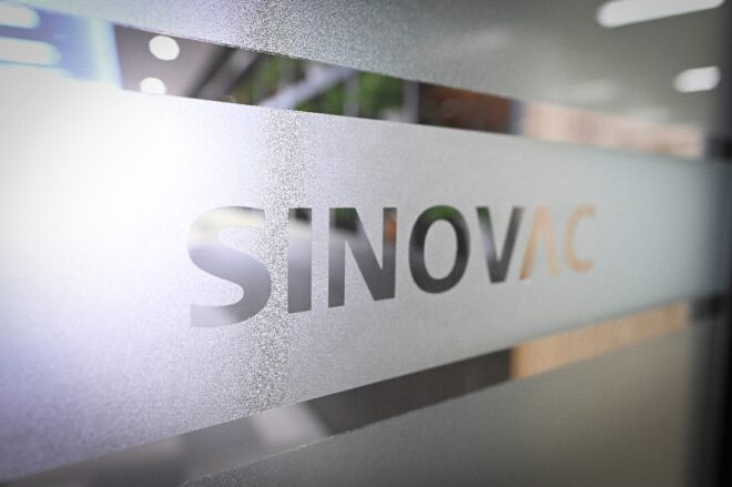 Lee más sobre el artículo El laboratorio chino Sinovac se dice “confiado” en su vacuna, pese a la suspensión de ensayos en Brasil