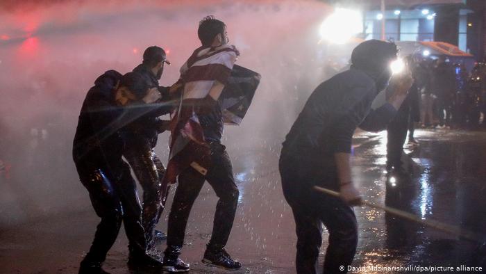 Lee más sobre el artículo Cañones de agua y gases contra manifestantes en Tiflis