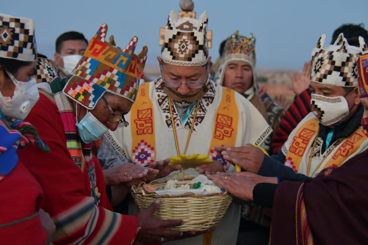 Lee más sobre el artículo Arce y Choquehuanca reciben el bastón de mando de los pueblos indígenas