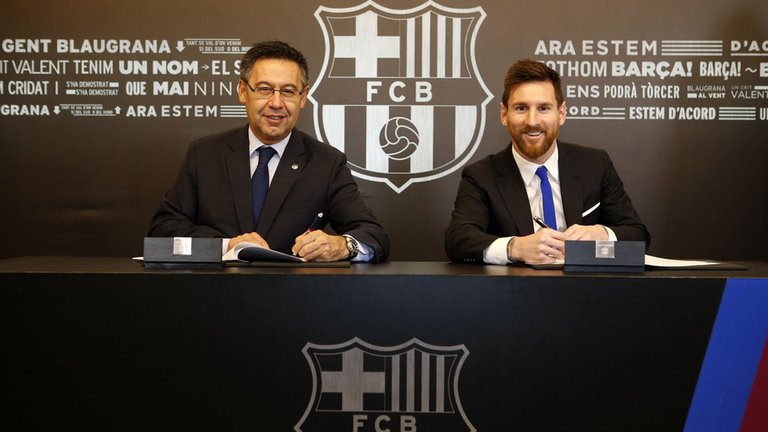 Lee más sobre el artículo Filtraron en España las cifras del contrato de Lionel Messi en medio de una feroz interna política en Barcelona