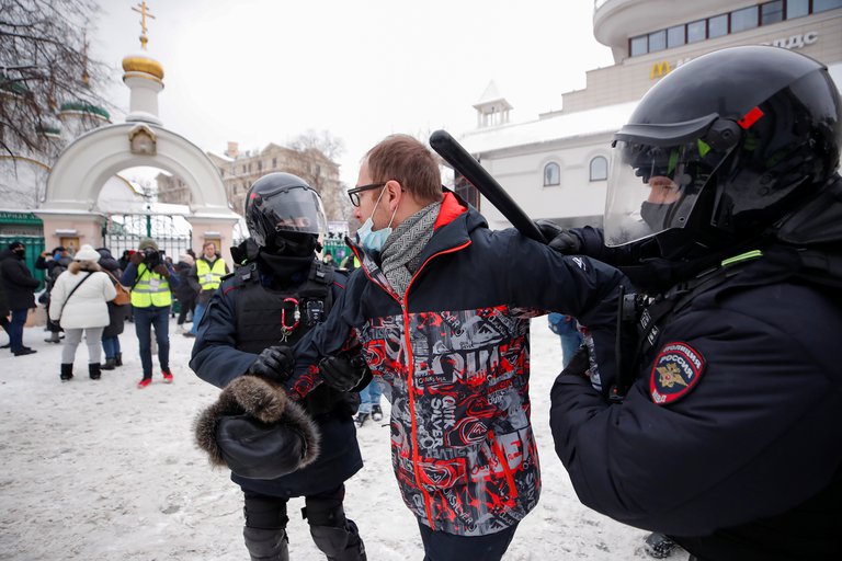 Lee más sobre el artículo Represión en Rusia: la policía detuvo a más de 4.000 manifestantes en las protestas que reclaman la liberación de Alexei Navalny