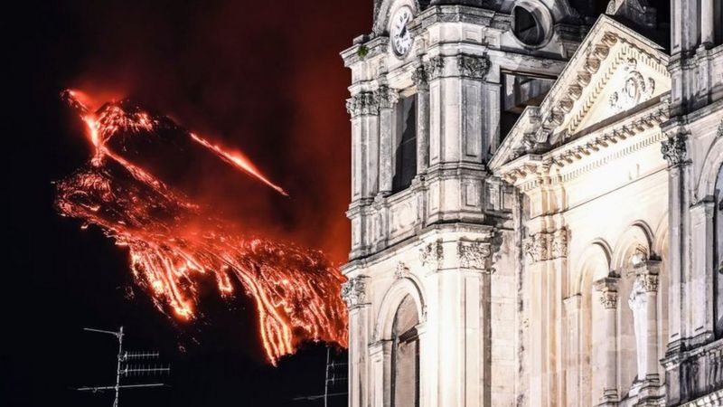 Lee más sobre el artículo Monte Etna: cómo es vivir bajo la ceniza constante de uno de los volcanes más activos de Europa