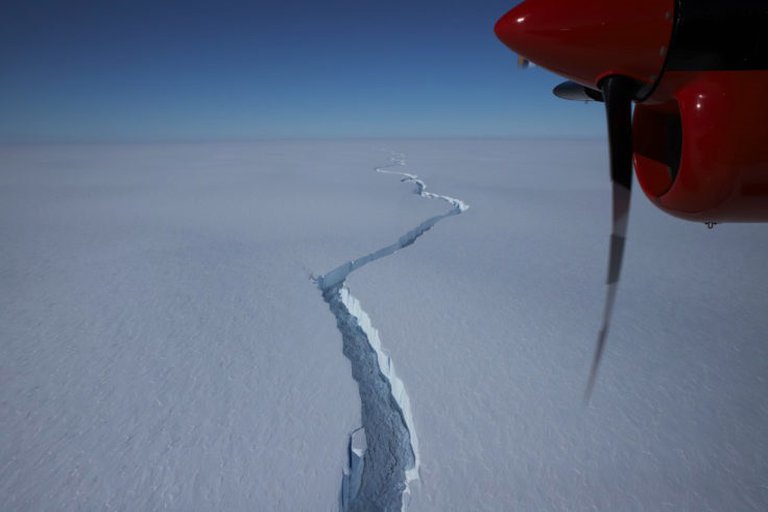 Lee más sobre el artículo Un iceberg más grande que la ciudad de Nueva York se desprendió en la Antártida