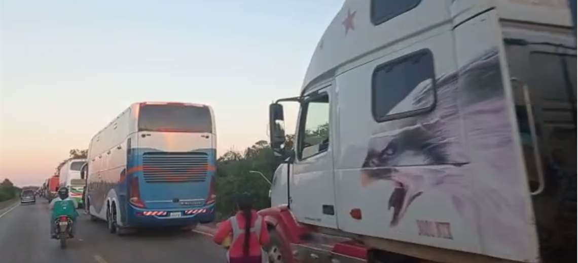 Lee más sobre el artículo Bloquean la carretera a la Chiquitania en protesta por el mal estado de rutas en Santa Cruz