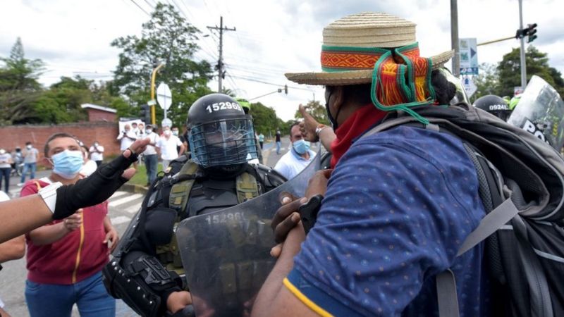 Lee más sobre el artículo Protestas en Colombia: Cali vuelve a ser el epicentro de las manifestaciones, con un confuso incidente entre indígenas, civiles y la policía