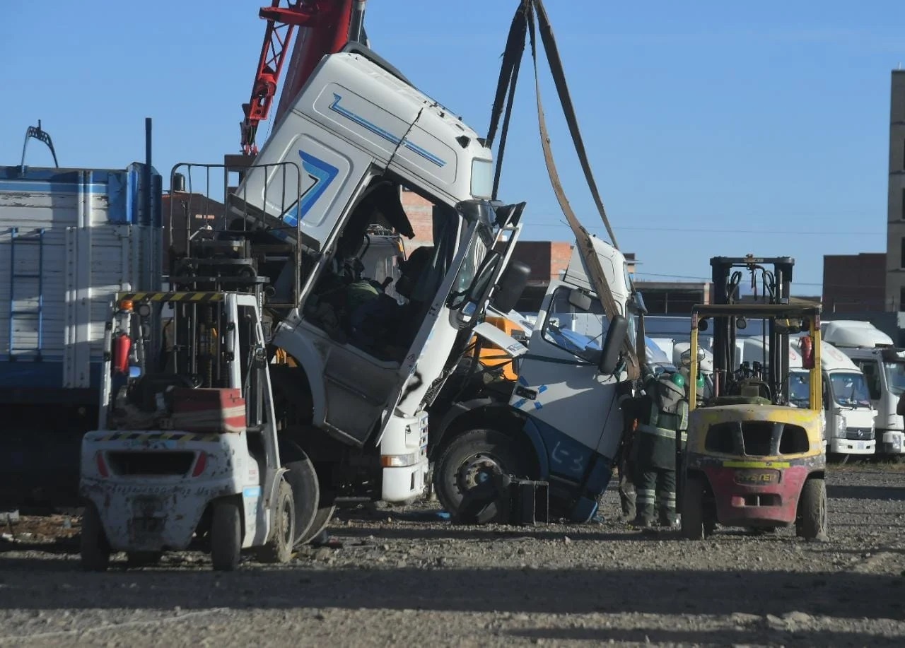 Lee más sobre el artículo Aduana destruye en El Alto al menos 40 vehículos incautados