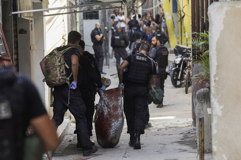 Lee más sobre el artículo Jair Bolsonaro aplaudió el operativo en la favela Jacarezinho que terminó en una masacre