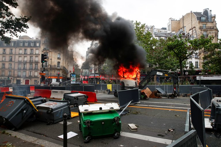 Lee más sobre el artículo Masivas protestas en Francia y Grecia contra la vacunación obligatoria y las restricciones a quienes no quieran inocularse