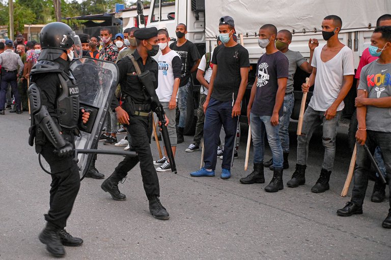 Lee más sobre el artículo El mecanismo que utiliza la dictadura cubana para reclutar a niños y adolescentes y convertirlos en fuerza de choque contra los manifestantes