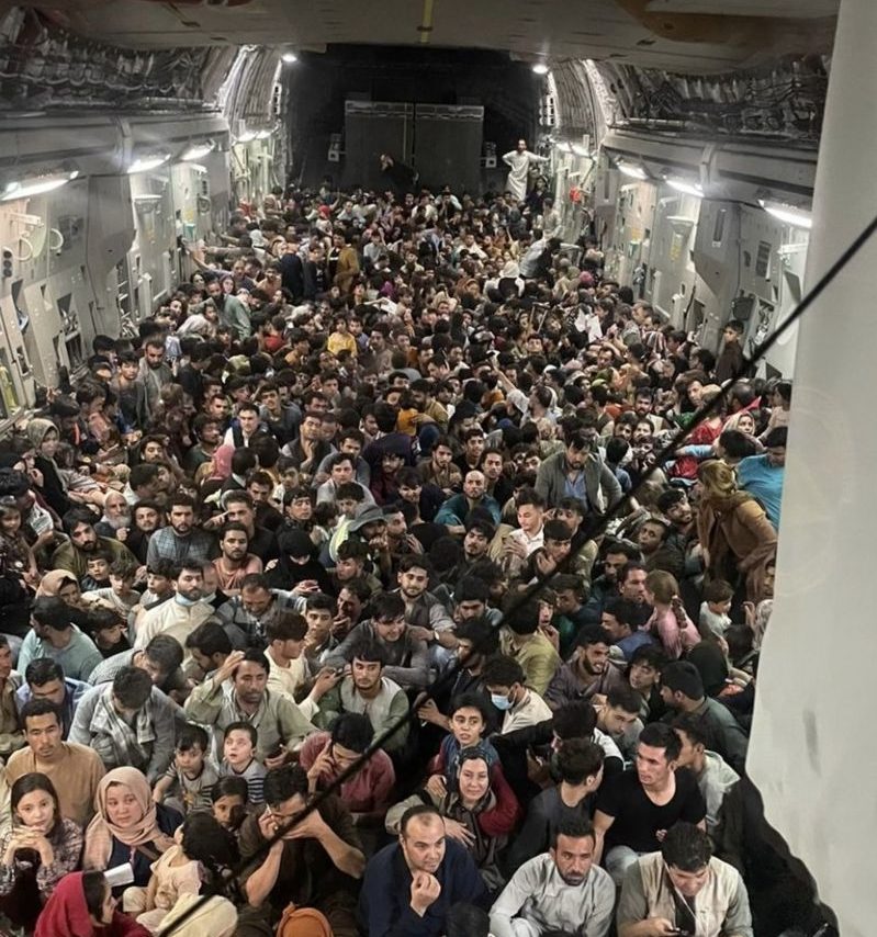 Lee más sobre el artículo Afganistán: la impactante imagen que muestra a 640 personas huyendo de Kabul en un avión militar estadounidense abarrotado