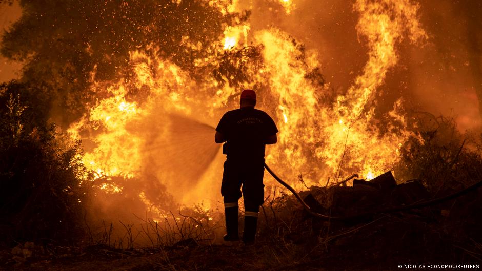 Lee más sobre el artículo Bomberos en lucha “cuerpo a cuerpo” contra incendio en isla griega de Eubea