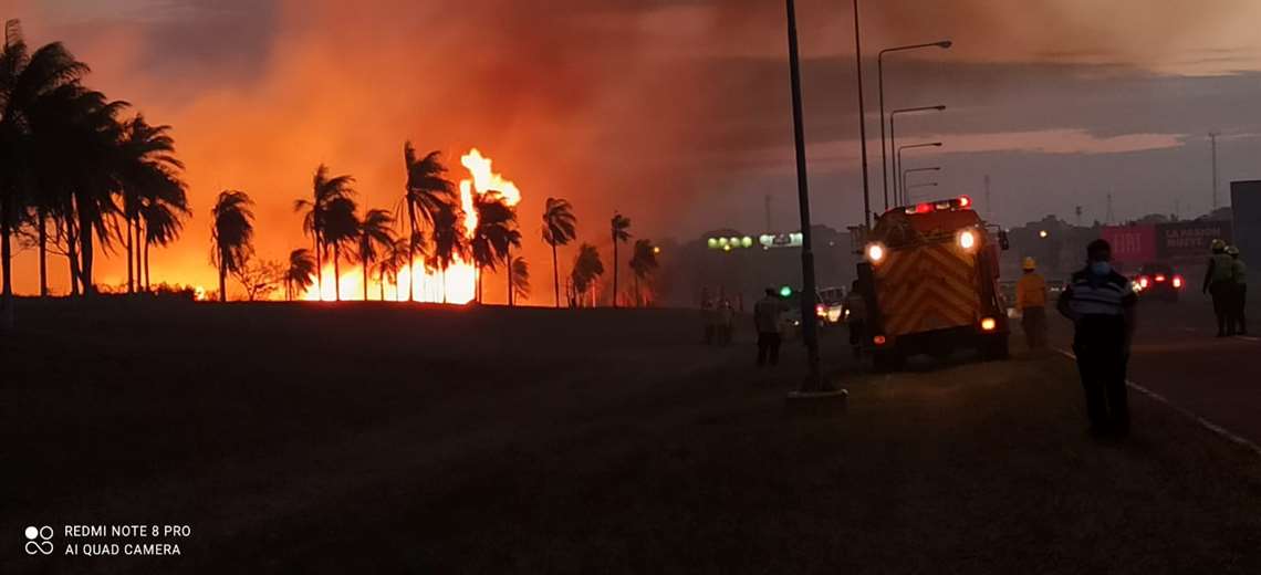 Lee más sobre el artículo Se reactiva el fuego en el aeropuerto Viru Viru y restringen el acceso por la entrada principal