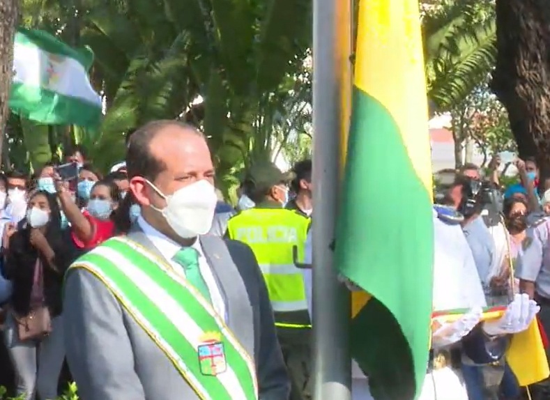 Lee más sobre el artículo Autoridades izan la bandera entre gritos de «fraude» a Choquehuanca y «asesino» a Camacho