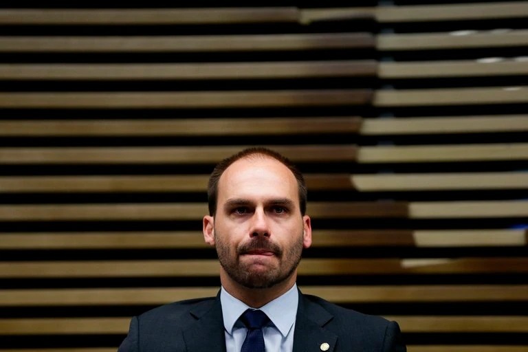 Lee más sobre el artículo El diputado Eduardo Bolsonaro, hijo del presidente de Brasil, anunció que tiene coronavirus