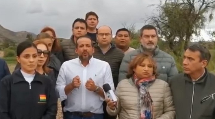 Lee más sobre el artículo Camacho denuncia que grupos “terroristas” impidieron su llegada a Potosí a punta de dinamitazos