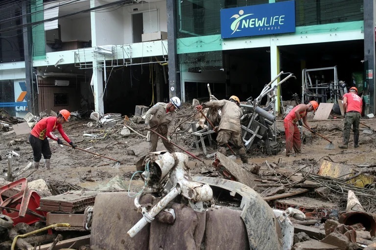 Lee más sobre el artículo “Una imagen casi de guerra”: la ciudad brasileña de Petrópolis está desolada y sigue en alerta frente al temporal que dejó más de 130 muertos