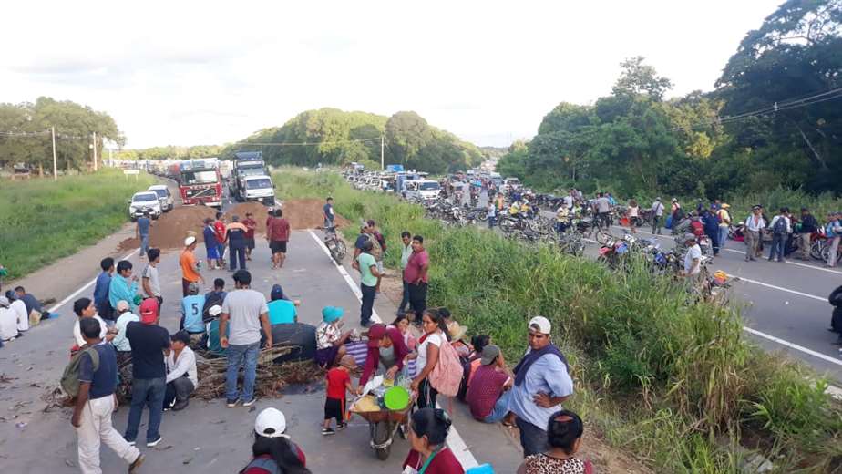 Lee más sobre el artículo Sigue bloqueada la ruta a Cochabamba; vecinos amenazan con instalar puntos de corte en La Guardia y el ingreso al Urubó