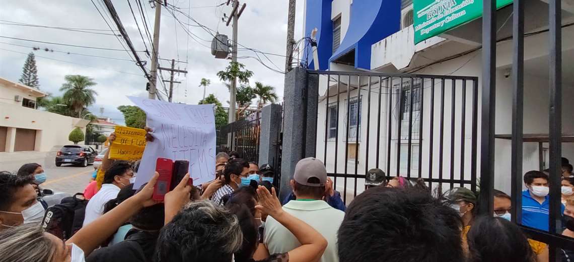 Lee más sobre el artículo 300 maestros cruceños viajan a La Paz; anuncian una marcha nacional para este martes