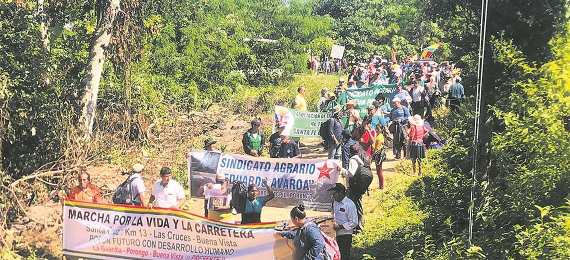 Lee más sobre el artículo Marcha que exige firma de convenio para construcción de carretera se acerca a la capital cruceña