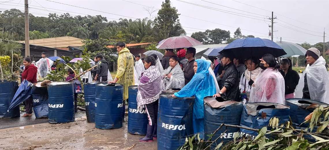 Lee más sobre el artículo Universitarios instalan bloqueo en Chimoré y exigen la renuncia del rector de la Unibol Quechua