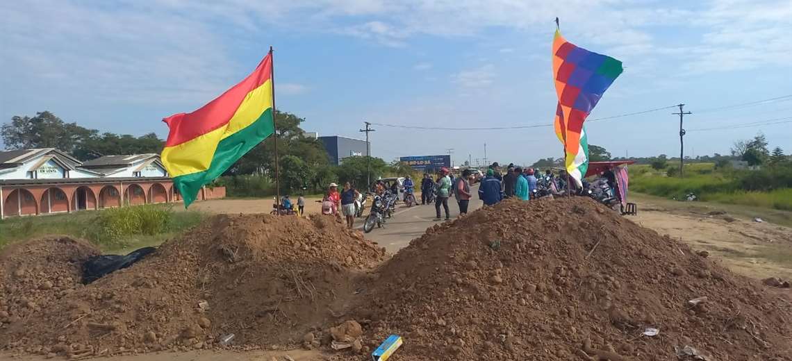 Lee más sobre el artículo San Julián bloquea la carretera Santa Cruz-Trinidad en reclamo de obras a la Gobernación