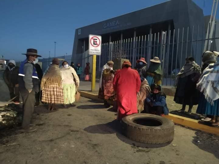 Lee más sobre el artículo El Alto suspende el diálogo con padres de familia en espera de garantías; el cerco a la Alcaldía continúa