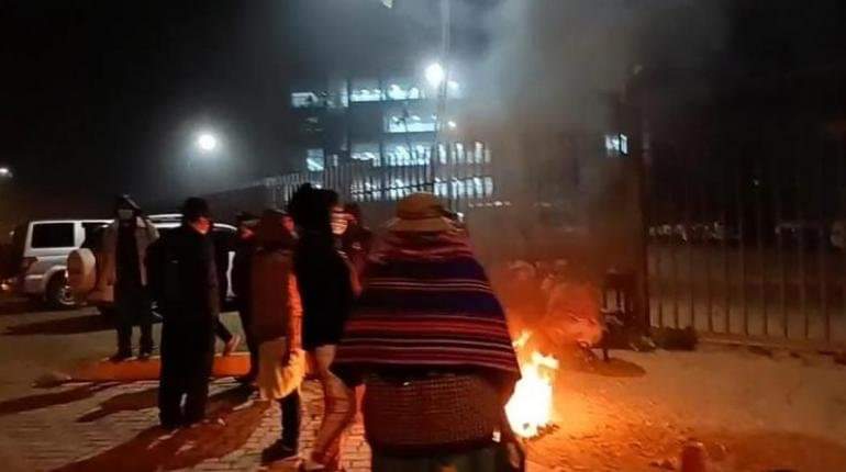 Lee más sobre el artículo Eva Copa fue evacuada: bloqueadores de El Alto cercan la Alcaldía y retienen a 700 personas